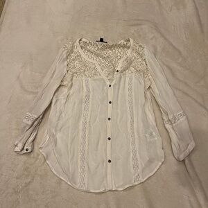 AMERICAN EAGLE OUTFITTERS White blouse with cutouts (M)